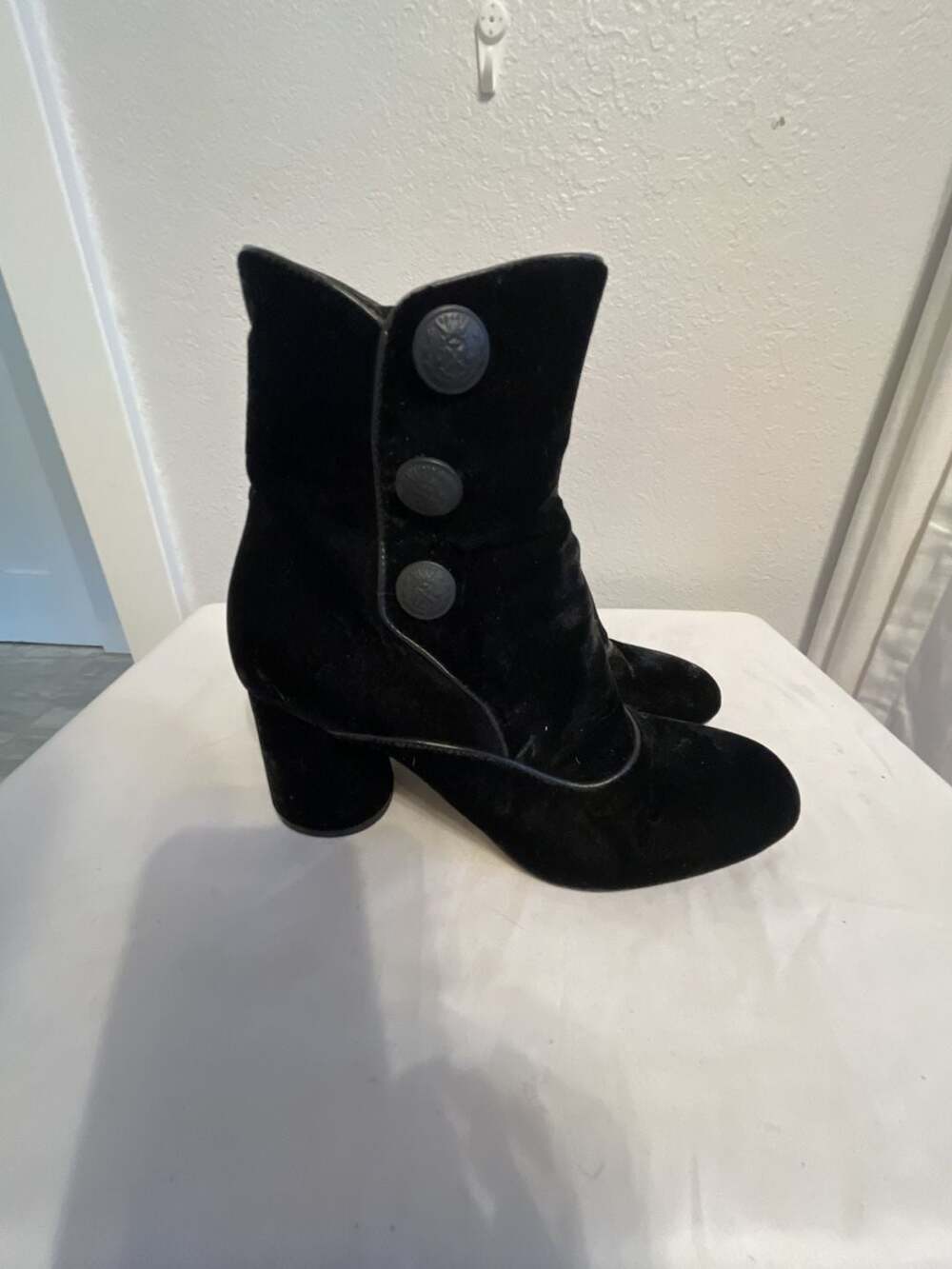 Velvet heel Donald J. Pliner boots size 7.5
Halloween
Whimsigoth
Witch
Zip